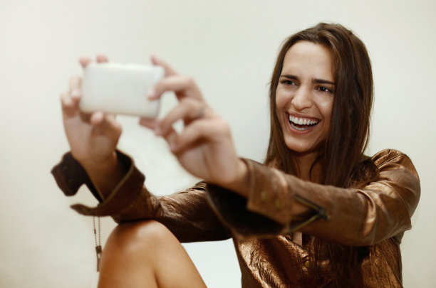 年轻的拉丁女人在自拍，微笑着图片下载