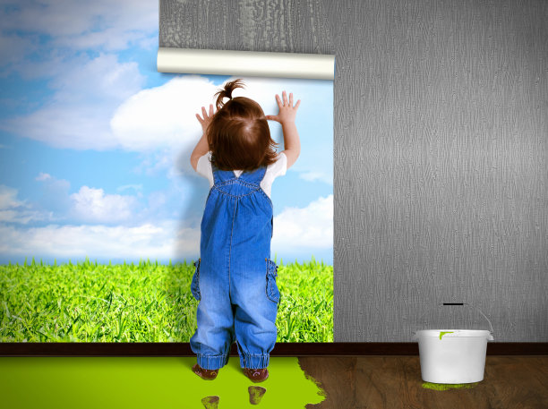 有趣的孩子挂墙纸，修理。生态住宅的概念。图片下载