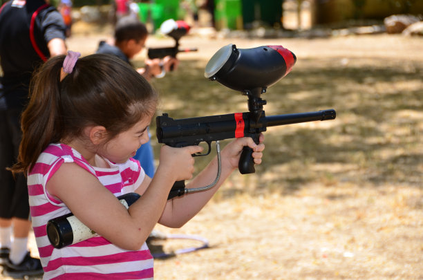 用彩弹枪打靶的少年图片下载