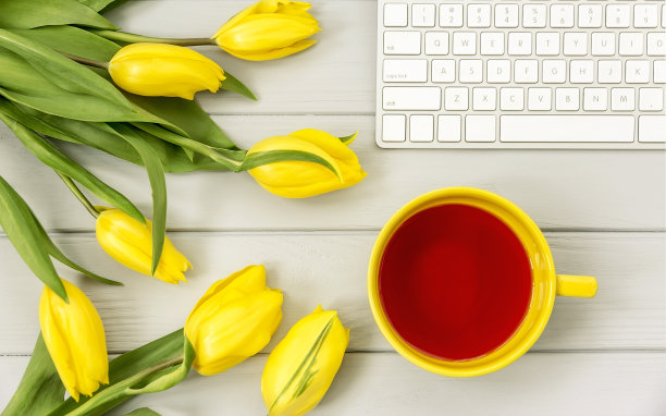 黄色郁金香，键盘和茶杯茶图片下载