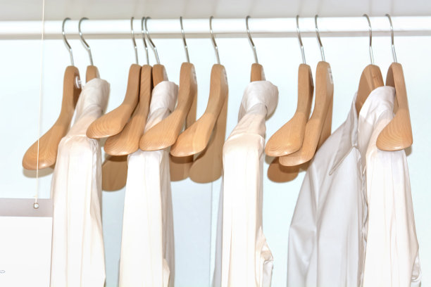 白衬衫挂在架子上图片下载