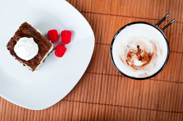 甜蛋糕加白咖啡图片下载