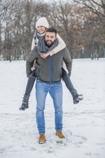 一对幸福的情侣在冬季公园散步图片下载