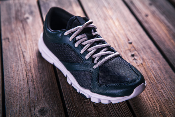 木制背景的跑鞋。体育运动图片下载