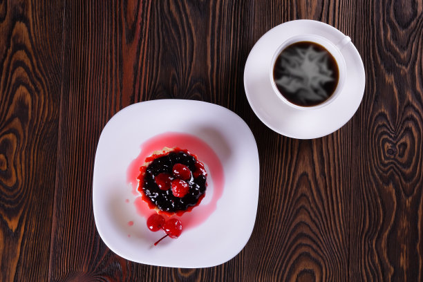 蛋糕、浆果和新鲜咖啡图片下载