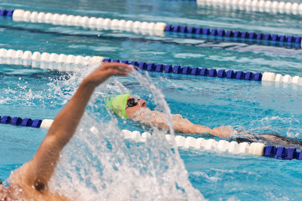 仰泳运动员比赛图片下载