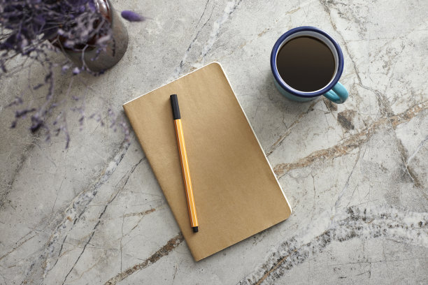 桌上的记事本图片下载