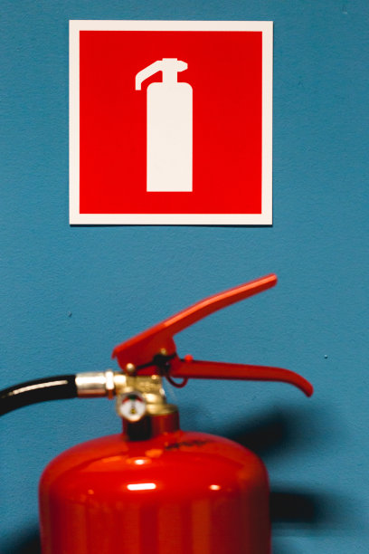 火点处有红色灭火器图片下载
