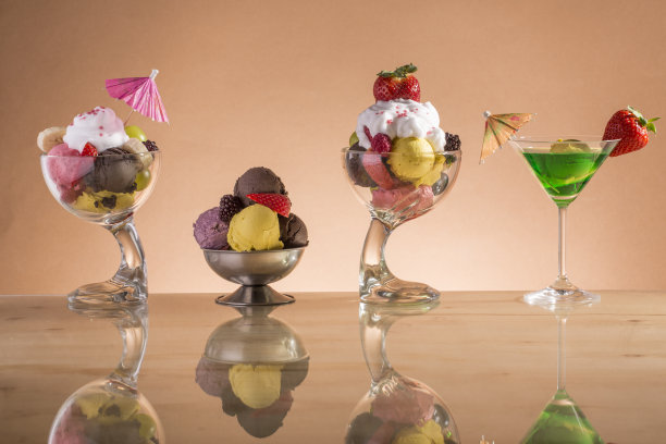 五颜六色的冰淇淋杯与水果为炎热的夏天图片下载