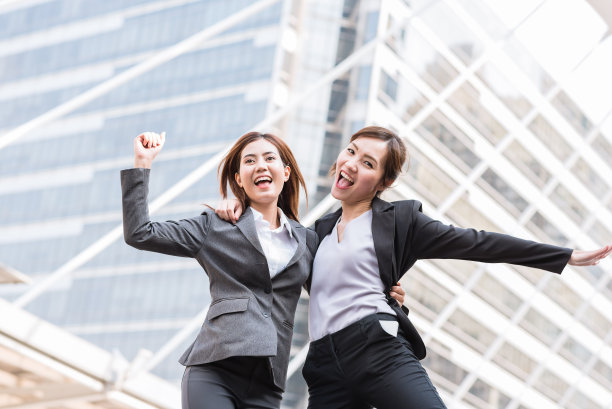 兴高采烈的女商人庆祝他们的成功图片下载