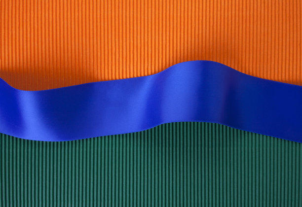 瓦楞纸板上的金色丝带横幅图片下载