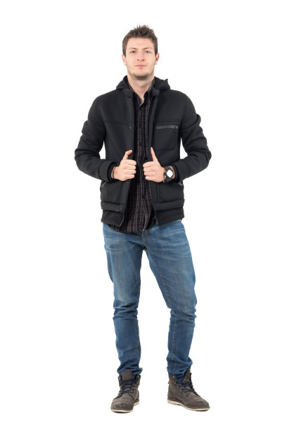 自信的年轻休闲男性兜帽黑色冬季夹克和牛仔裤图片下载