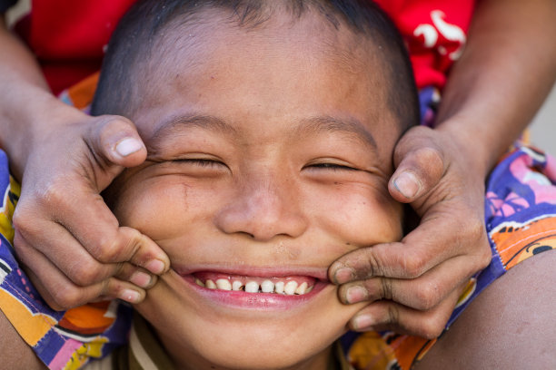 两个小朋友互相拥抱图片下载