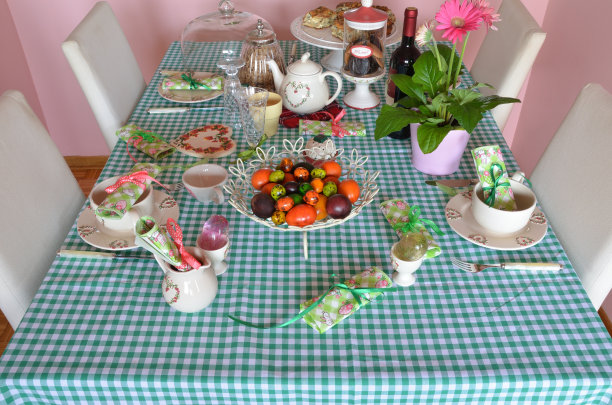 复活节彩蛋的节日餐桌摆设图片下载