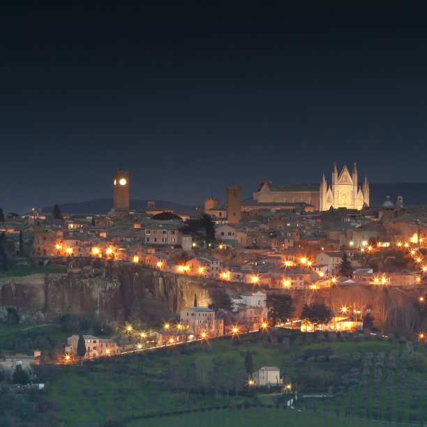 奥维多的夜晚，意大利翁布里亚图片下载