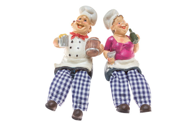 微笑着拿着一杯威士忌啤酒图片下载