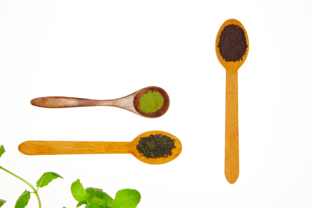 盛有不同茶叶的勺子——茶叶作物、早餐、陶器、食品和饮料、植物素材图片图片下载