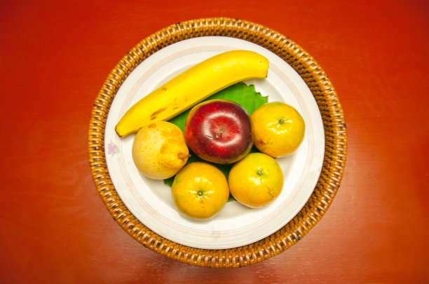 水果装在漂亮的篮子里，放在木桌上图片下载