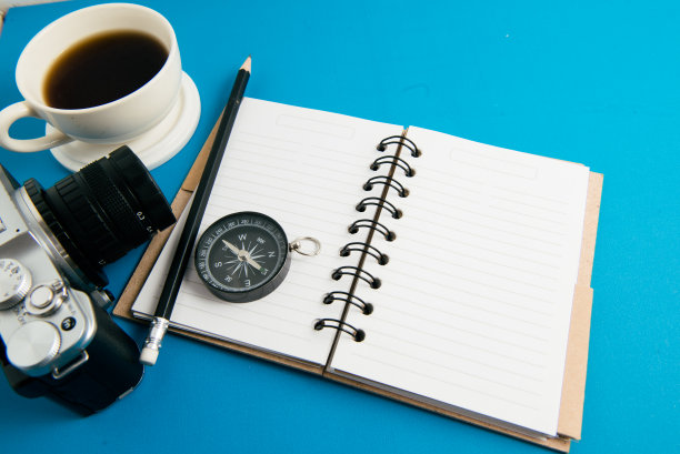 创意平铺照片的工作桌子与咖啡，空白笔记本和电影相机与复制空间背景，最小风格图片下载