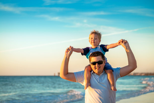 父亲和儿子背靠背图片下载