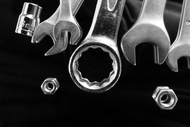 黑色背景上的一组工具图片下载