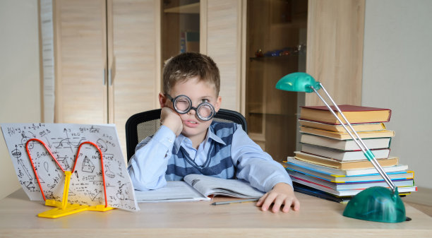 男孩的家庭作业有问题。教育的概念。图片下载