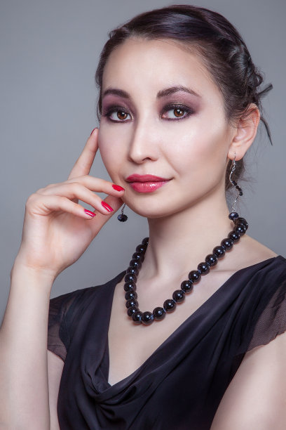 亚洲女孩，红指甲，黑珠图片下载