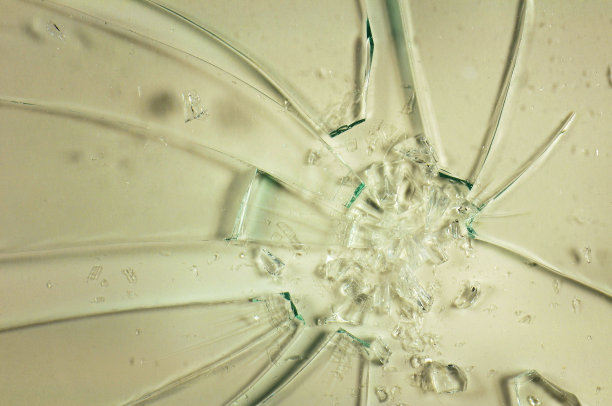 透明碎玻璃上的深褐色背景。图片下载