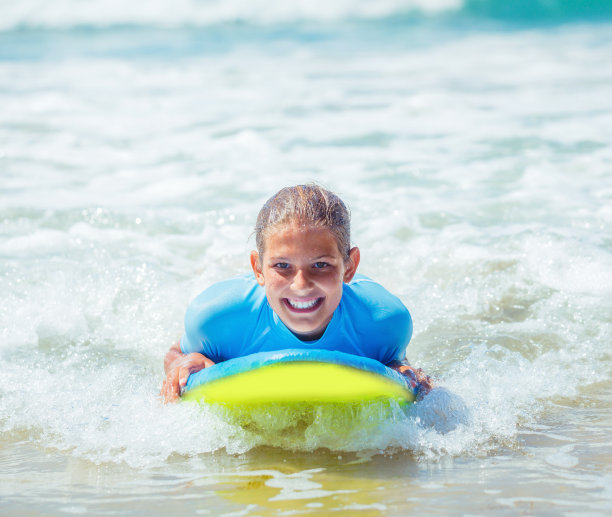 冲浪的女孩图片下载