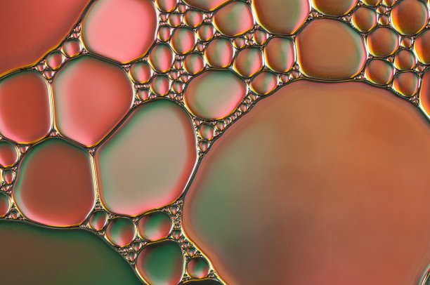 油滴和气泡在水面上图片下载