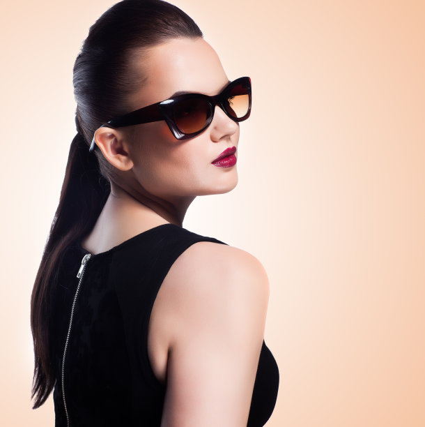 照片中是戴着墨镜的美丽时尚女孩图片下载
