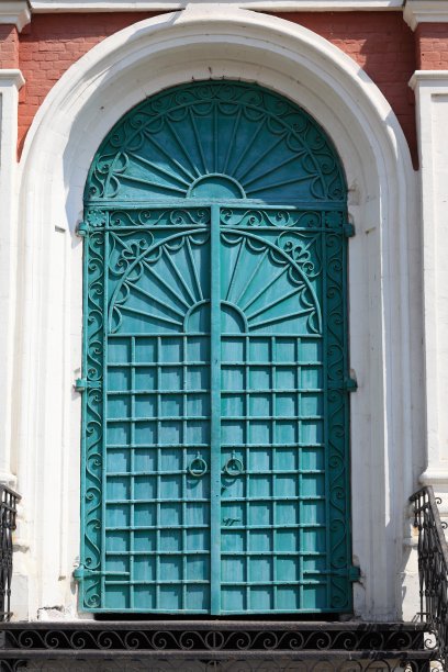 绿门高举的十字架大教堂图片下载