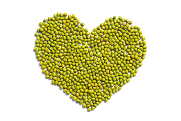 白色背景上孤立的心形绿豆图片下载