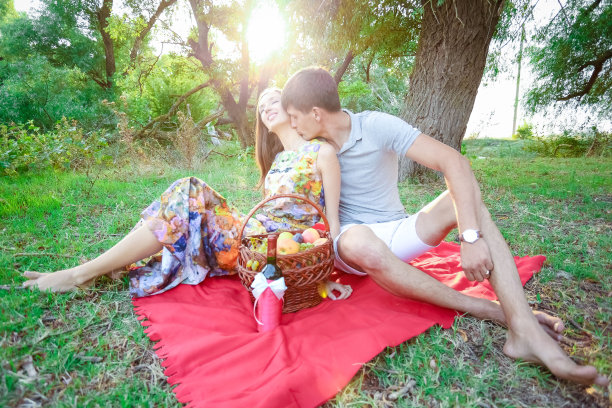 爱人们在阳光明媚的户外散步图片下载