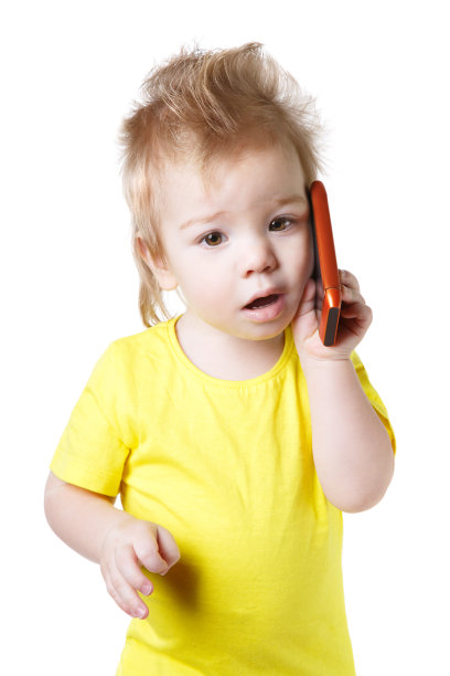 有趣的孩子在用手机通话，白色隔离图片下载