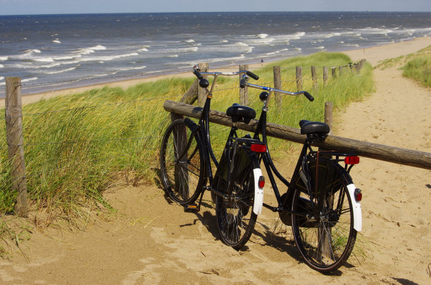 在沙丘顶上骑自行车图片下载