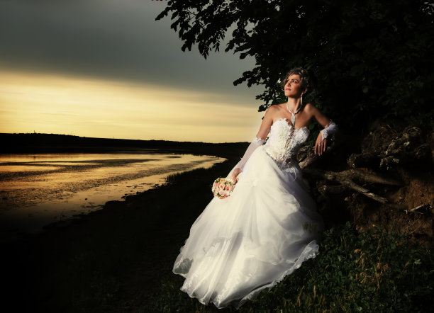 新娘欣赏夕阳图片下载