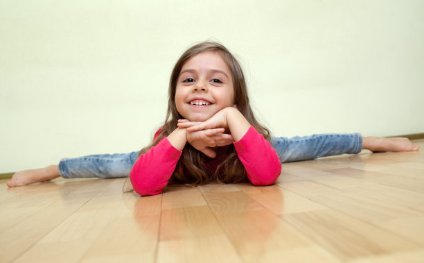 小女孩坐在劈叉上图片下载