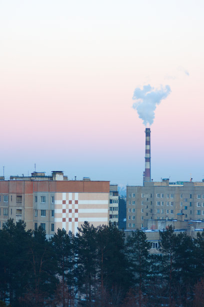 工厂上方冒烟的烟囱图片下载