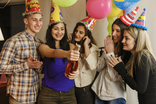 开瓶香槟庆祝生日图片下载