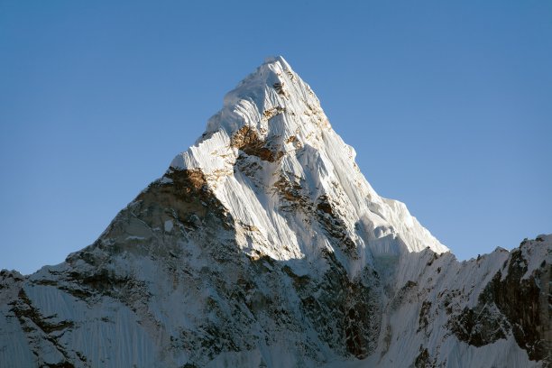 晚上的阿玛达布拉姆山顶图片下载