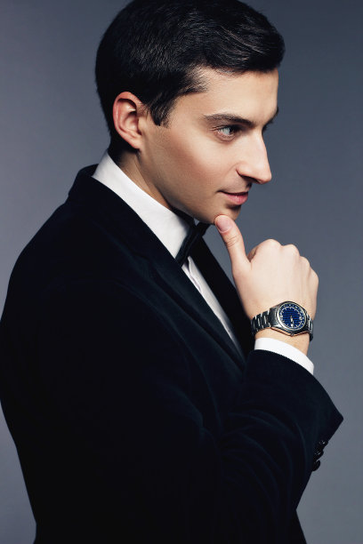 英俊的男人西装与手表在白色的背景。图片下载