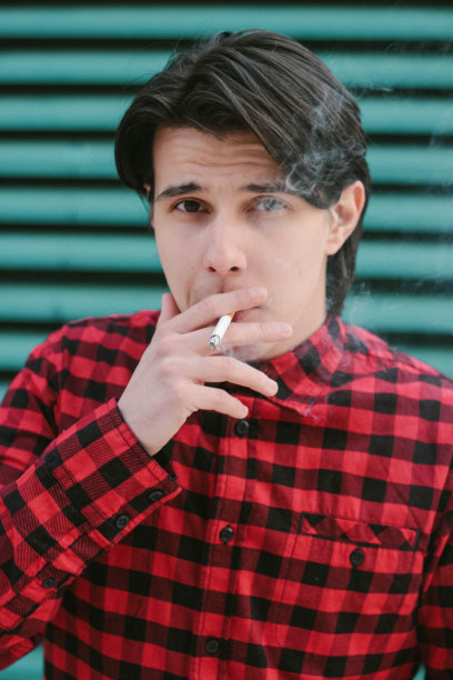 吸烟男模图片下载