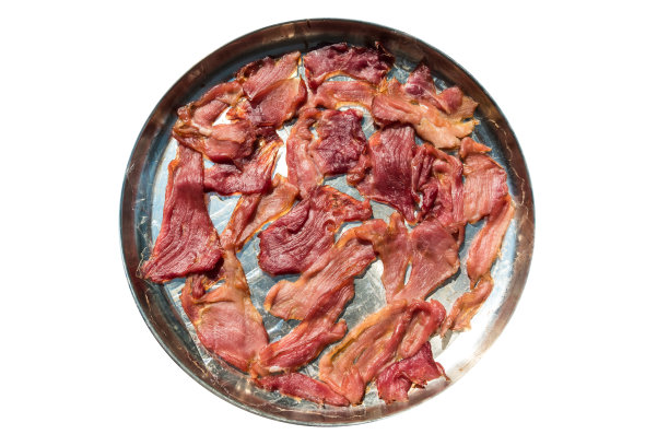 晒干猪肉放在不锈钢盘上隔离图片下载