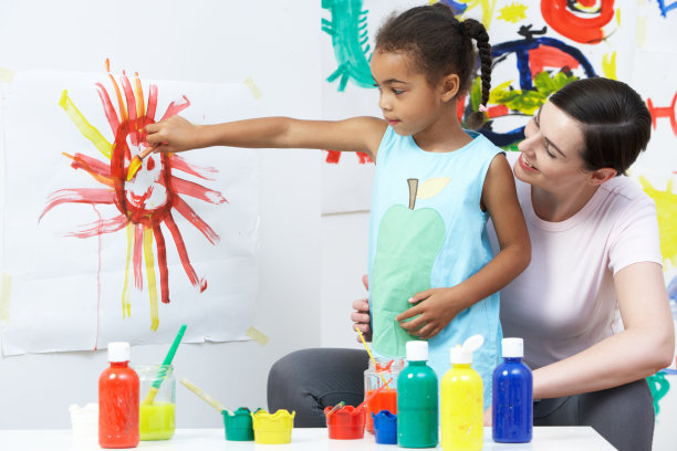 学前艺术课上的老师和学生图片下载