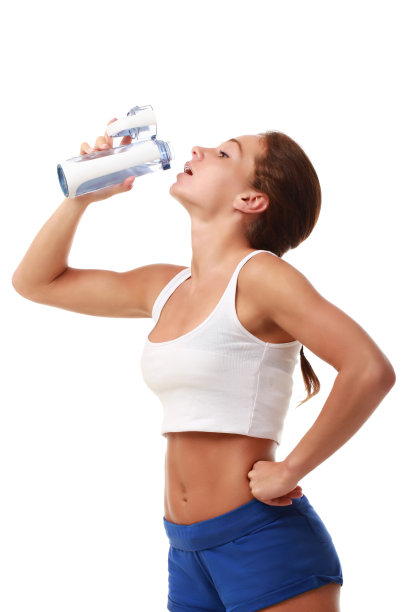 迷人的健身女模特喝水图片下载