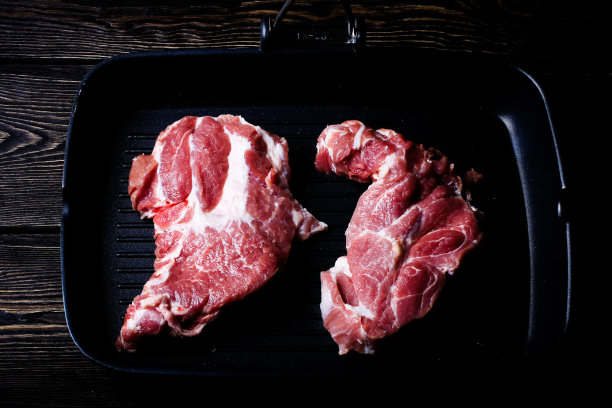 烤盘里的生牛排图片下载