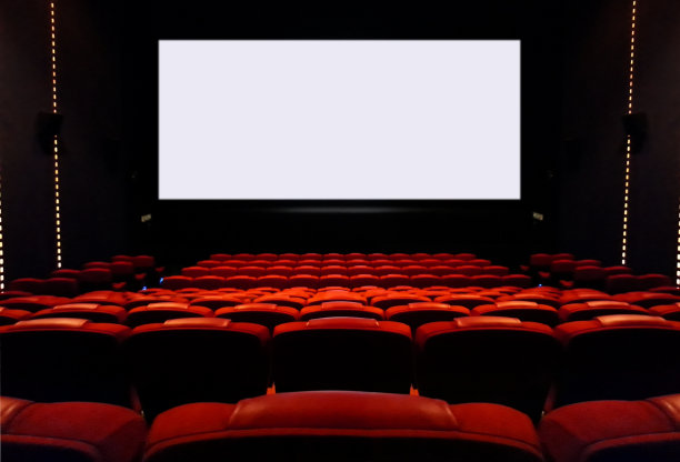 空的电影院座位和空白的白色屏幕素材图片