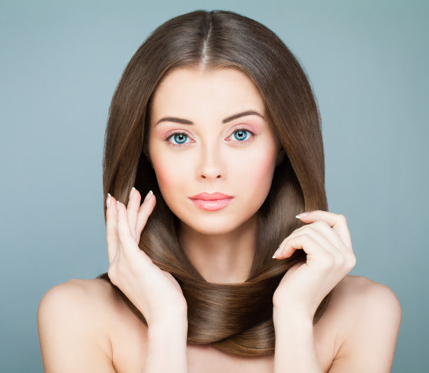 完美女性时尚模特与长棕色发型。美丽的水疗模型与健康的头发图片下载