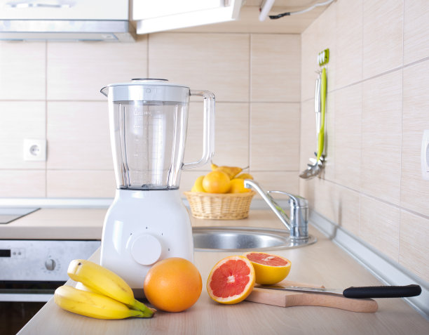 厨房台面上放着水果搅拌机图片下载